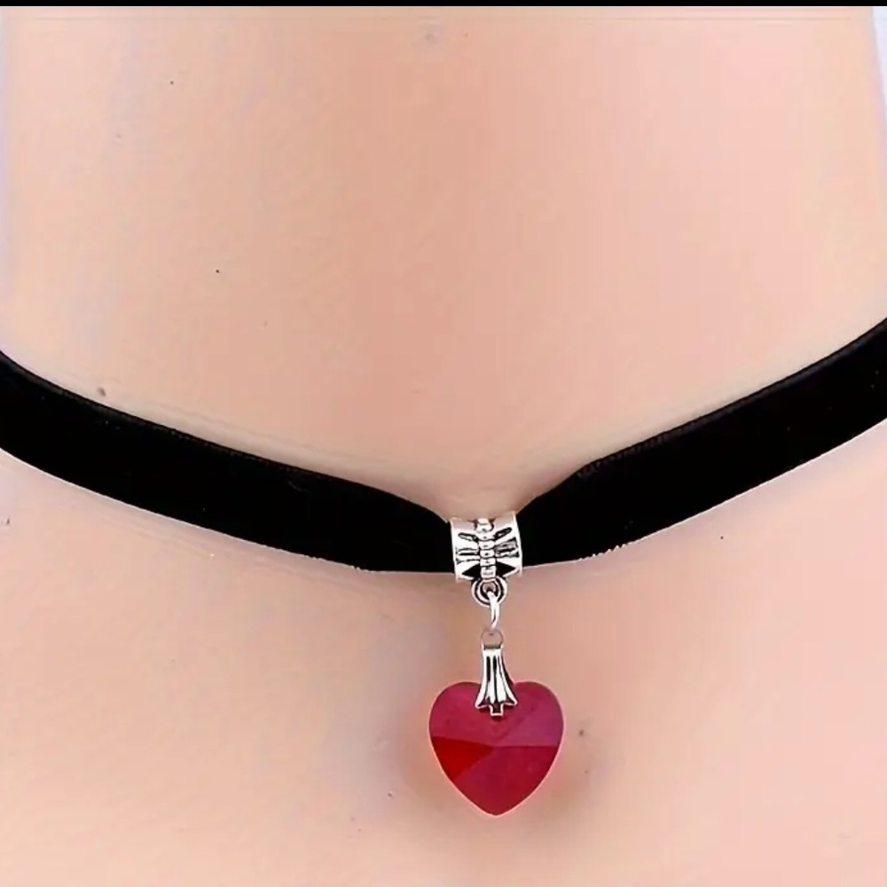 NIP Velvet Heart Pendant Necklace
